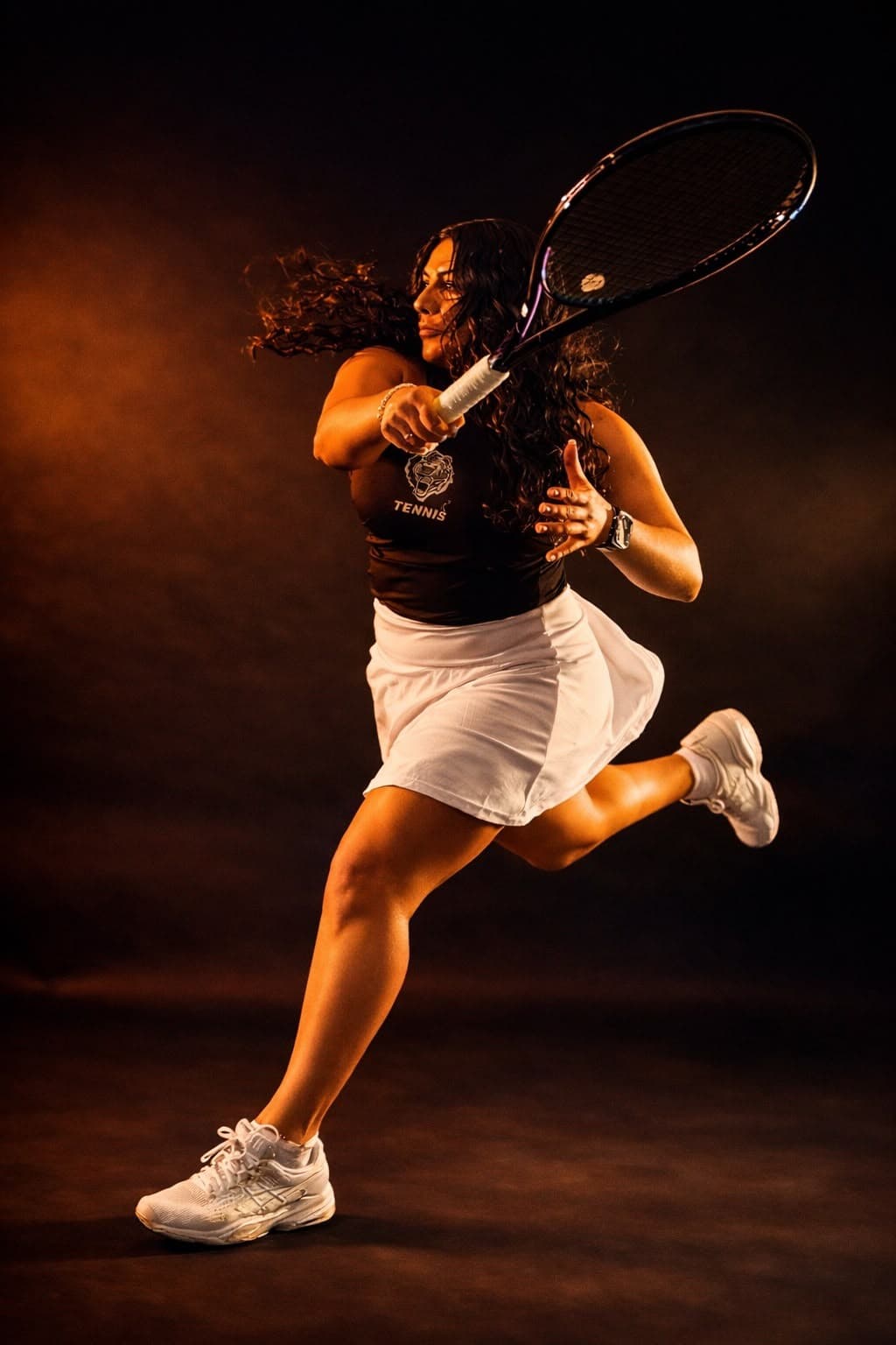 Estudiante-atleta con beca de tenis en una universidad de EE. UU.