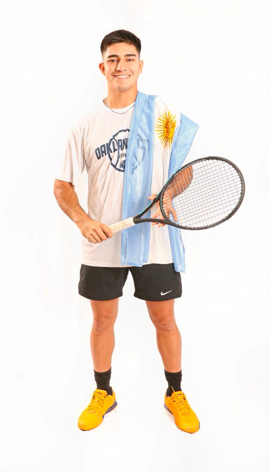 Estudiante-atleta con beca de tenis en una universidad de EE. UU.